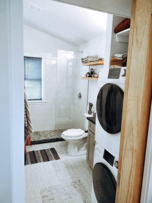 Modern Treehouse, Close To Downtown And Beach Wilmington Exteriör bild